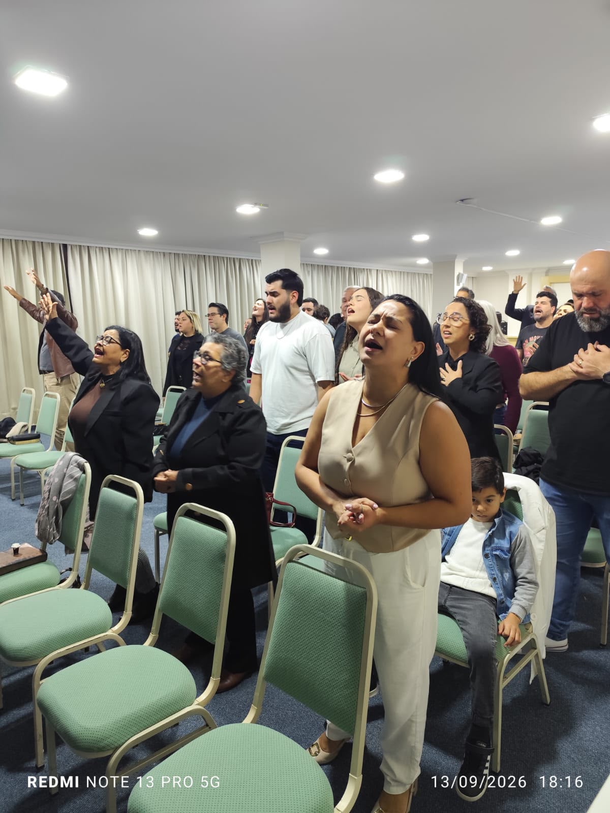 Comunidade da ICP em adoração